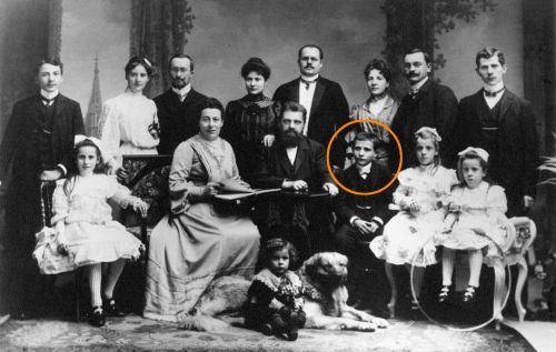 Theo mit Familie um 1900